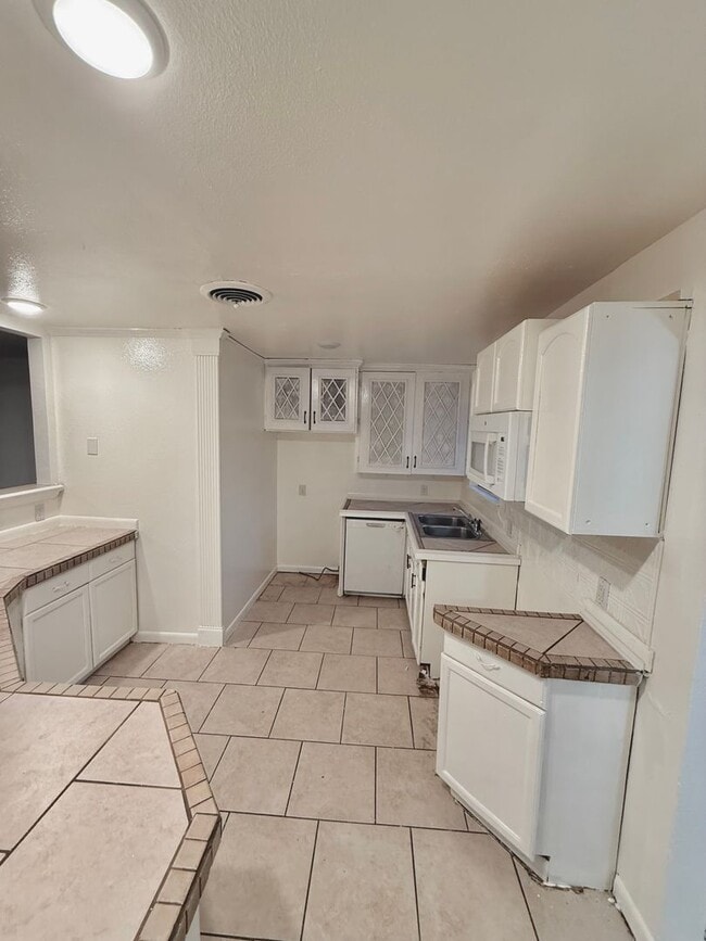 Foto del edificio - AVAILABLE SOON! *MORE PHOTOS COMING SOON*