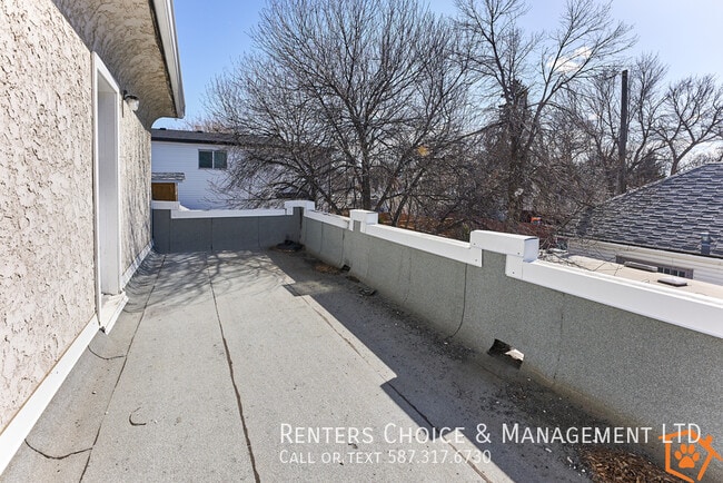 Photo du bâtiment - Pet Friendly Top Floor Apartment Near Down...