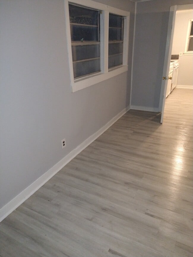 Building Photo - 502 E Lott Ave