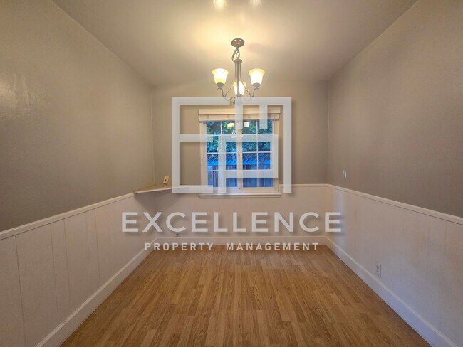 Foto del edificio - Willow Glen 3 Bedroom + Office With Attached Bathroom, Yard with Covered Patio, Strict One Pet Ne...