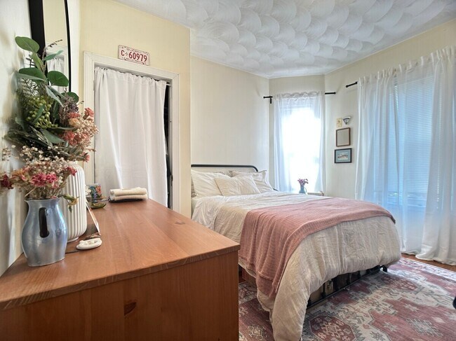 *Pictures are representative samples of the advertised unit. In some cases, the actual units you tou - 10 Carmel St