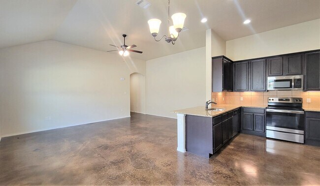 Building Photo - Nestled in the charming city of New Braunf...