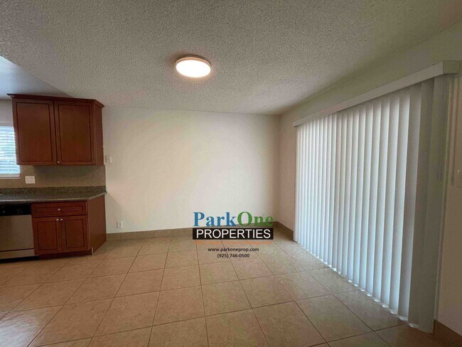 Foto del edificio - House With Paved Side Yard and Spacious Backyard in Pinole Now Available!!