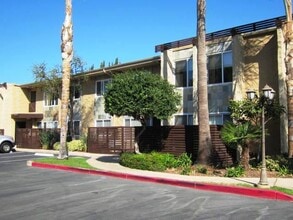 Building Photo - 1386 E Madison Ave