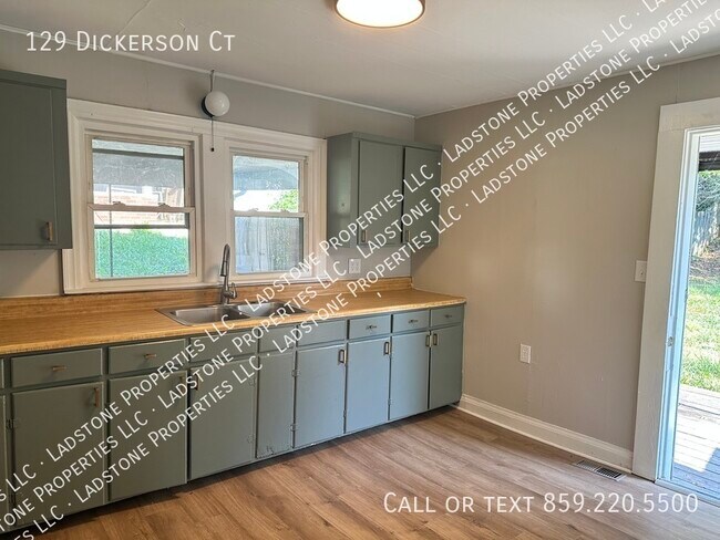 Foto del edificio - 129 Dickerson Ct