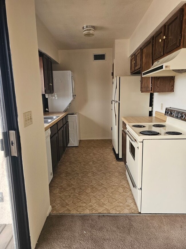 Building Photo - Amazing 2 bedroom with indoor laundry