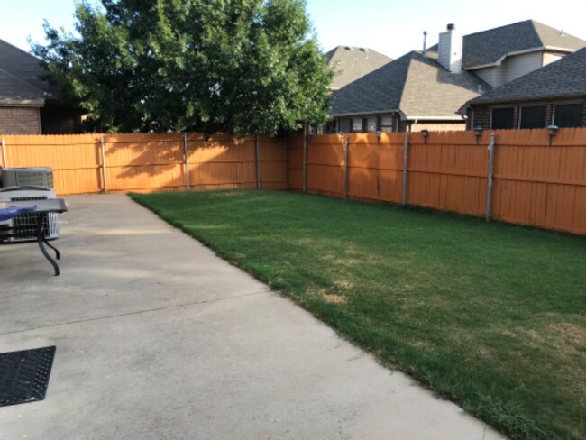 Building Photo - 2820 Maple Creek Dr