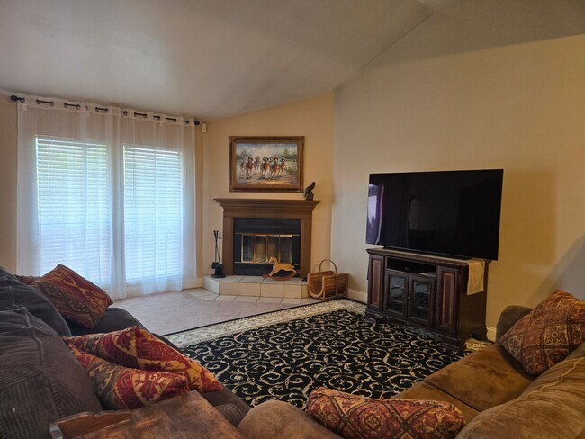 Foto del edificio - Spacious Condo With Covered parking