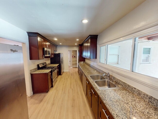 Building Photo - 8BD/3BA, Lots of Parking!