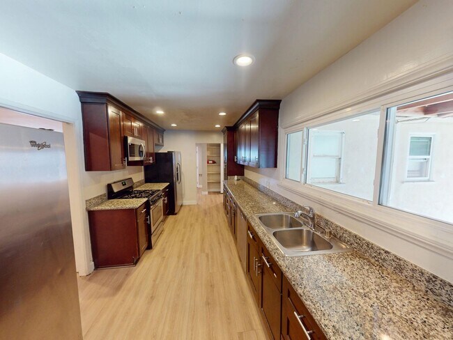 Foto del edificio - 8BD/3BA, Lots of Parking!