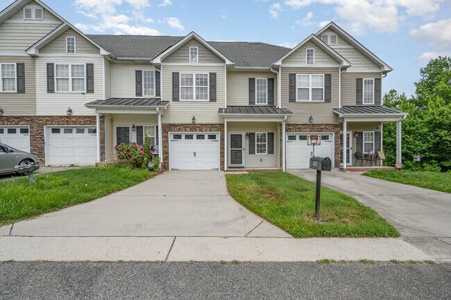 Foto del edificio - Spacious 2-Story Townhome with Finished Ba...