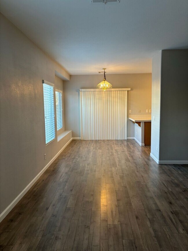 Building Photo - *VERY CUTE CORNER LOT, SINGLE STORY HOME!!*