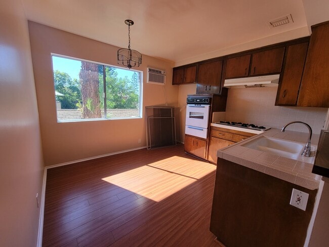 Foto del edificio - 13530 Leadwell St