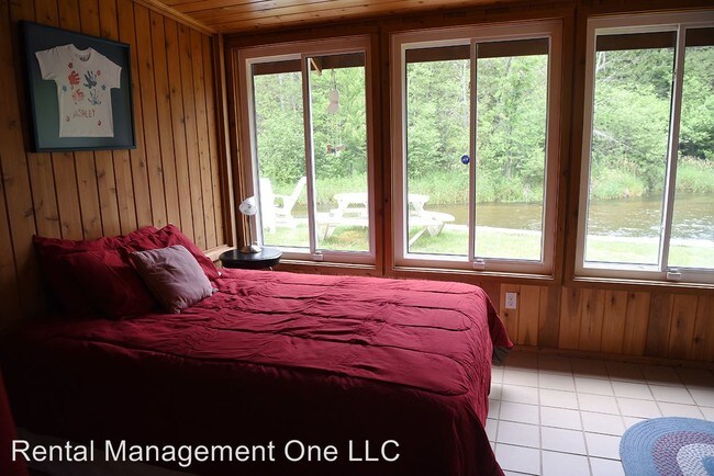 Building Photo - 4 br, 2.5 bath House - 1447 E. River Rd