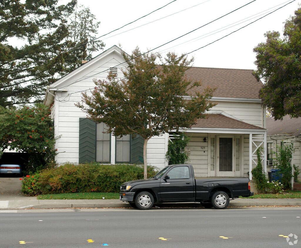 Building Photo - 927 College Ave
