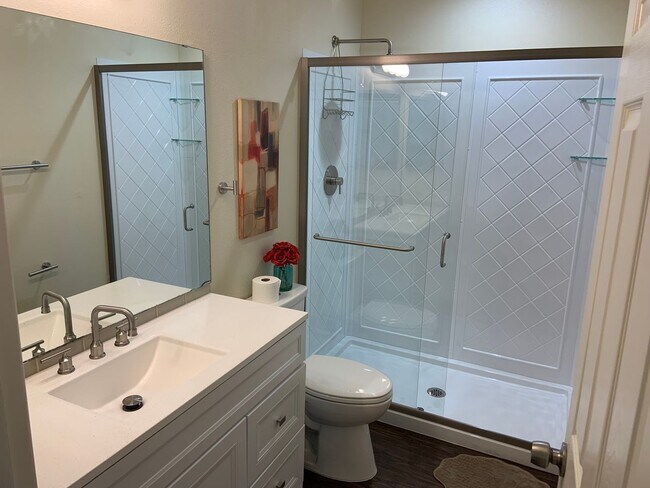 Foto del edificio - Fully Furnished 4 Bedroom Home for Rent in Redding CA | All Utilities Included, Garage