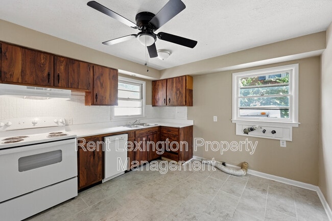 Building Photo - 141 Zandale Dr