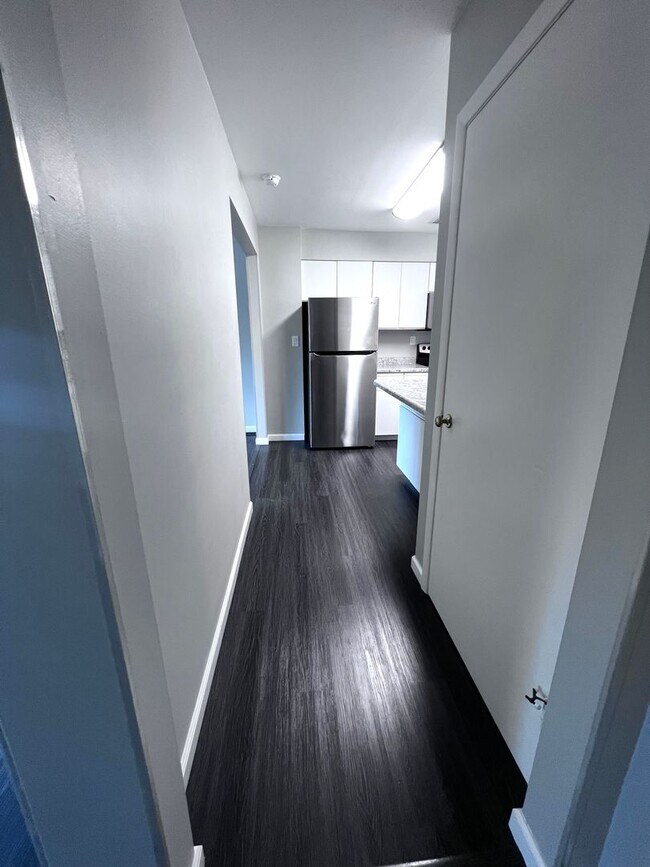 Building Photo - AVAILABLE Now - 2 BED 1 BATH