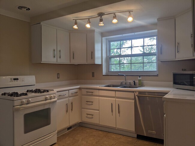 Kitchen - 52 Chapel Dr