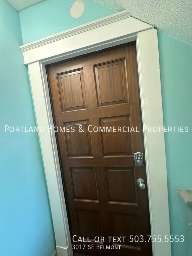 Building Photo - Upstair 1 bedroom Quadplex