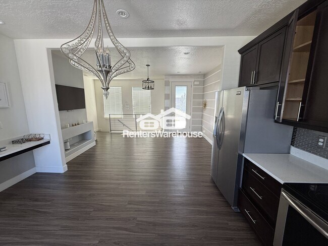 Foto del edificio - 6148 W Lake Ave
