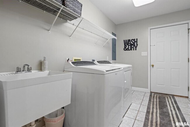 Building Photo - 2821 Dryden Dr