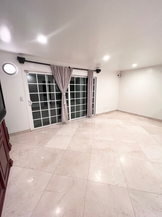 Foto del edificio - 22924 De Kalb Dr