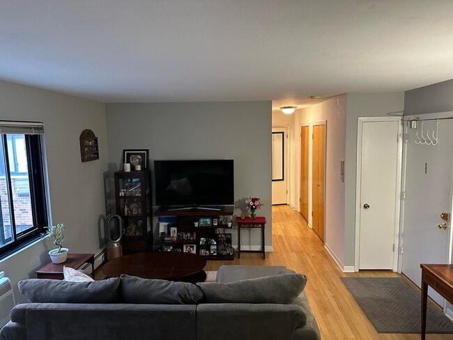 Building Photo - 2336 N Commonwealth Ave