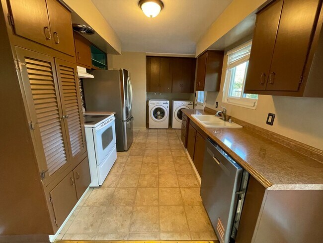 Building Photo - 1421 Samuel Way