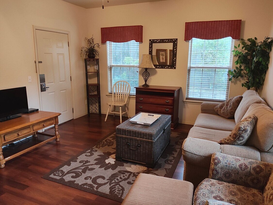 Primary Photo - Furnished 1 bedroom 1 bath near Silver Dol...