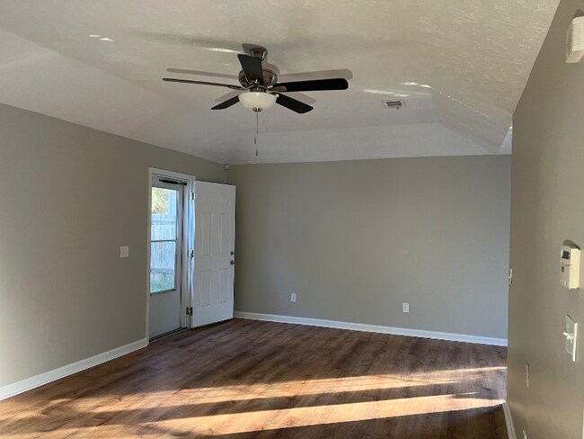 Foto del edificio - 2144 Hunter Ct