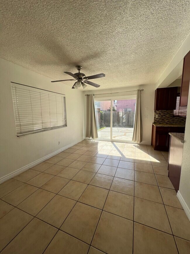 Foto del edificio - Two-story duplex unit