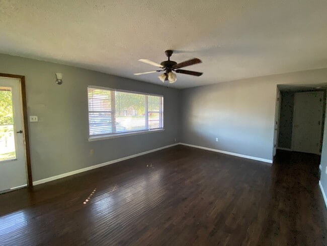 Building Photo - 131 Maple Grove Way