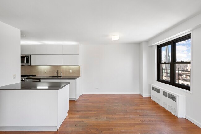 Building Photo - 2 Bed, 1 Bath w/ Balcony on Prime UWS