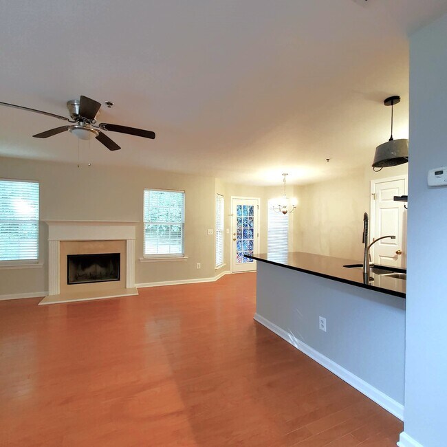Building Photo - 300 Cottonwood Creek Cir