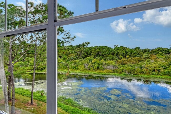 Building Photo - Spacious 3 bedroom, 2 bath condo with a lake view in Palmer Ranch