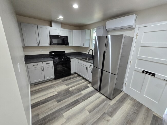 Building Photo - 2222 W Dunlop St