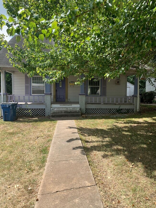 Building Photo - 3 Bedroom 1 Bathroom Bungalow West of Down...