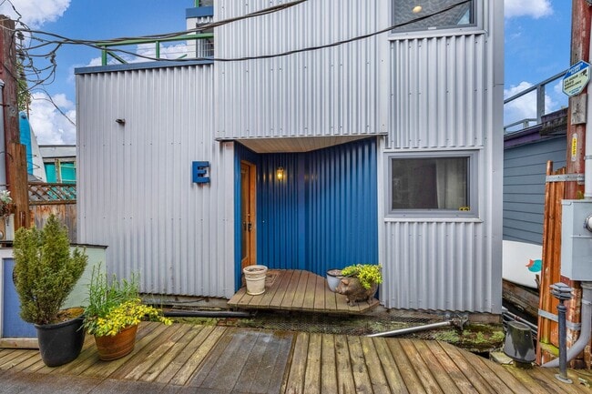 Building Photo - 2 bed 1.5 bath houseboat on Lake Union
