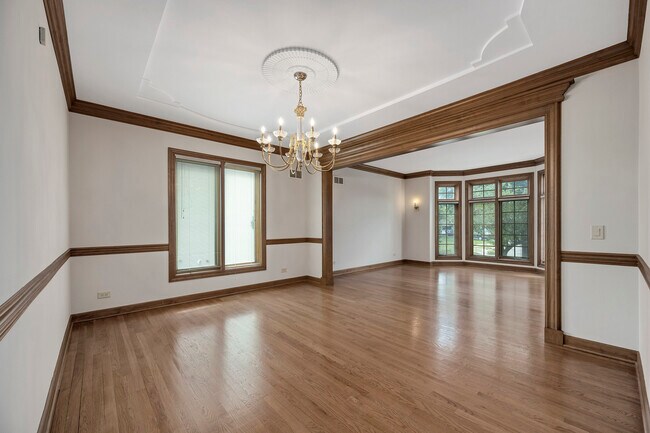 Building Photo - 19W124 Woodcreek Pl