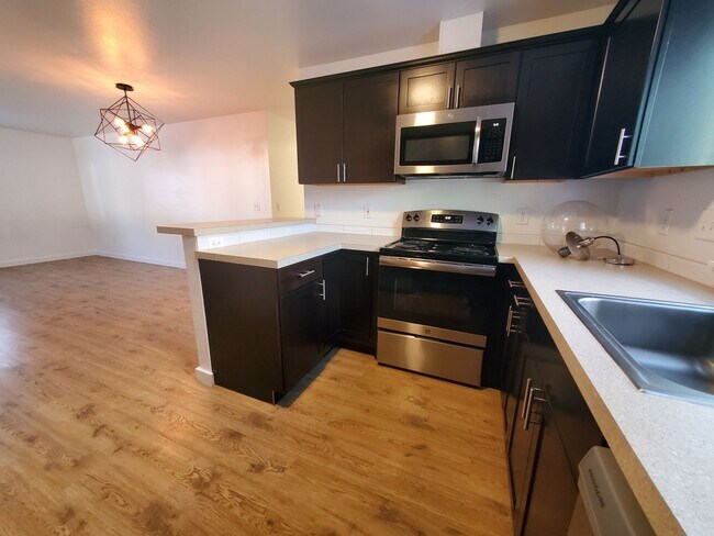 Building Photo - 3bd 2bath home backing up to the greenbelt...