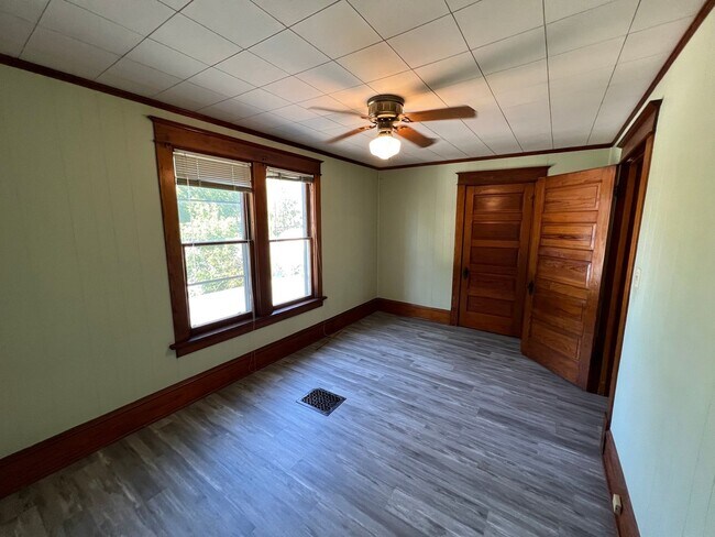 Building Photo - 807 E Center St