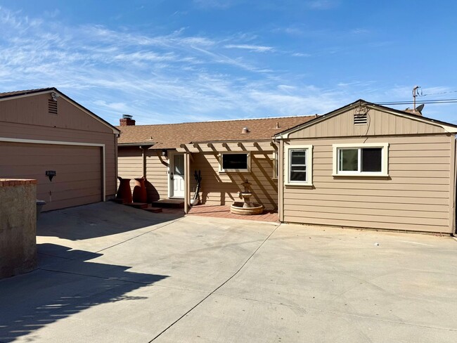 Building Photo - Country Charmer w/ Views Galore!