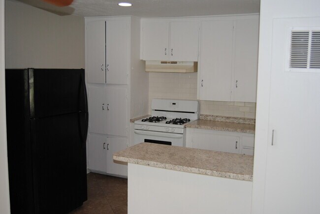 Building Photo - La Marque 6 Unit