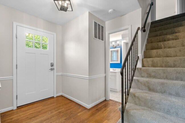 Foto del edificio - 5 Bed 3 Bath - Rockville Colonial - Update...