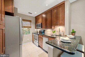 Building Photo - 1403 E Abingdon Dr