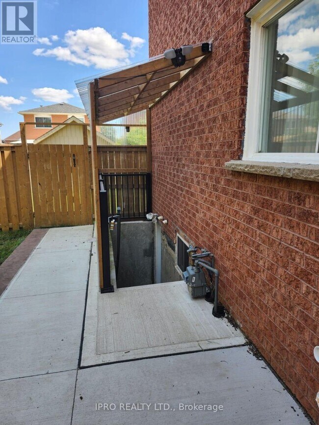 Building Photo - 7378 Cloverleaf Ct