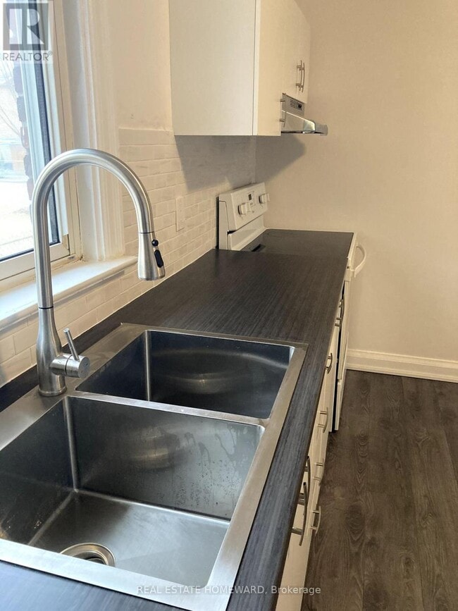 Building Photo - 322 Cosburn Ave.