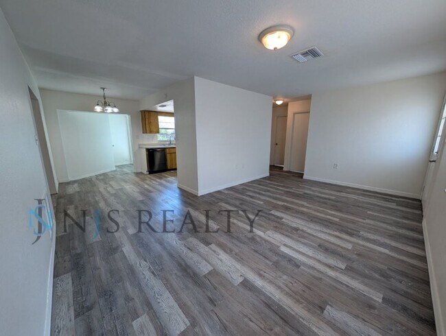 Foto del edificio - 3/2 over 1000sf home with New flooring, FRESH paint, open floorplan, primary suite with private b...