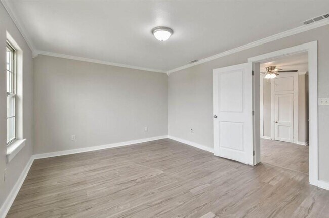 Foto del edificio - 329 E Washington Ave